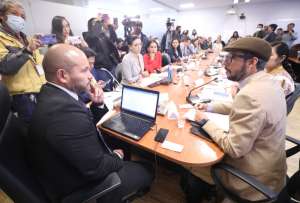 El periodista Anderson Boscán (der.) junto a los miembros de la Comisión de Justicia de la Asamblea Nacional. 