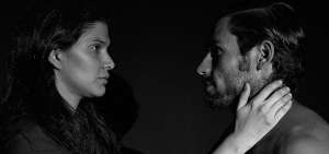 Alicia Mac&iacute;as y Juan Jos&eacute; Jaramillo act&uacute;an en la obra Algo en m&iacute; solt&oacute; una mariposa, de Carolina Piechestein.