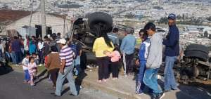 Testigos se acercaron a ver el incidente.