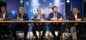 Autoridades de la Conmebol y representantes de los finalistas River Plate y Flamengo, durante el anuncio del cambio de sede de la definici&oacute;n continental.