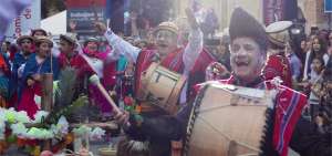 Los compadres desfilan por las calles durante las celebraciones de carnaval en Cuenca.
