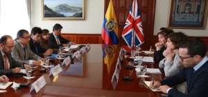Ecuador y Reino Unido analizan un acuerdo contra la doble imposici&oacute;n