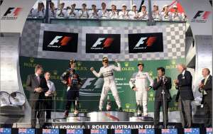  Nico Rosberg celebra en lo m&aacute;s alto del podio del Gran Premio de Australia. FOTO: EFE