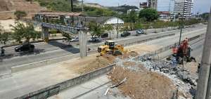 De momento, personal de la Direcci&oacute;n de Obras P&uacute;blicas de la Alcald&iacute;a de Guayaquil contin&uacute;a realizando los trabajos de demolici&oacute;n.