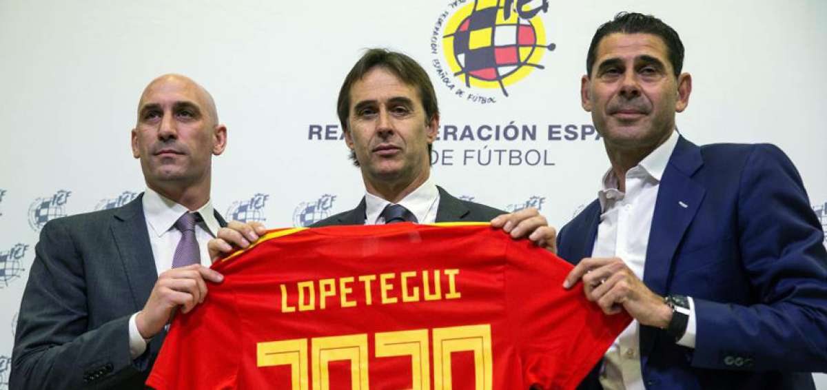En mayo pasado, Lopetegui (c) renov&oacute; con la selecci&oacute;n espa&ntilde;ola hasta 2020, con Hierro (d) como asistente.