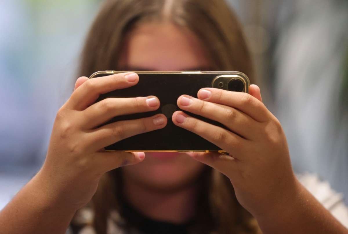 Una chica consulta su tel&eacute;fono m&oacute;vil, en una fotograf&iacute;a de archivo.
