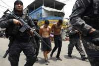 Los narcos ubicaron barreras para contener el avance policial en la favela. 