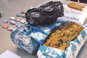 En el sector de Totoracocha, Carlos P., de 30 a&ntilde;os, fue detenido al encontrarse en su poder una mochila con marihuana y coca&iacute;na. Foto: Cortes&iacute;a Polic&iacute;a Nacional