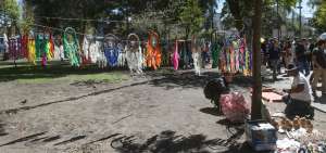 Los vendedores informales regresan paulatinamente a vender sus productos en el Parque El Ejido.