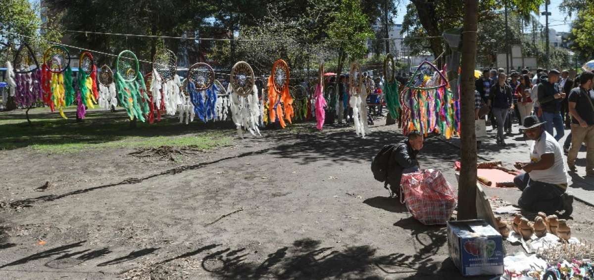 Los vendedores informales regresan paulatinamente a vender sus productos en el Parque El Ejido.
