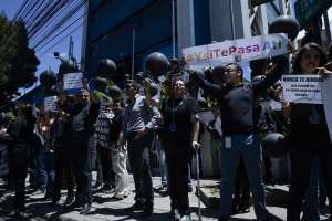 Los trabajadores de Movistar protestaron en los exteriores del edificio en Quito. Foto: Andr&eacute;s Darquea/ EL TEL&Eacute;GRAFO