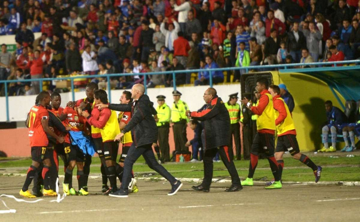Los jugadores y cuerpo t&eacute;cnico morlaco celebraron el triunfo ante Emelec. Foto: Pilar Vera / El Tel&eacute;grafo
