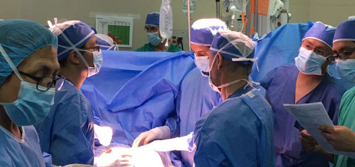 En la cirug&iacute;a de trasplante bipolmunar realizada en el Hospital Carlos Andrade Mar&iacute;n (HCAM) del Seguro Social  participaron 50 profesionales.  