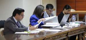 Los abogados de los procesados durante la audiencia preparatoria de juicio, en la que hoy el juez dar&aacute; a conocer su resoluci&oacute;n.