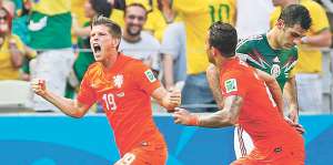 El delantero de Holanda Kaas Jan Huntelaar (izq.) festeja su gol de penal que le dio la clasificaci&oacute;n a los europeos. Foto: AFP