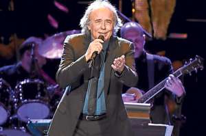 Joan Manuel Serrat cant&oacute; durante el homenaje por sus 50 a&ntilde;os de carrera, que recibi&oacute; de la Academia Latina de Grabaci&oacute;n, en el hotel Mandalay. Foto: AFP.