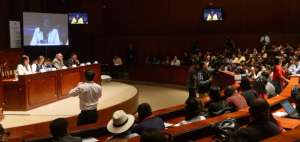 La asamble&iacute;sta Ximena Ponce socializ&oacute; el Proyecto de C&oacute;digo Ingenios, antes representantes de la sociedad civil.