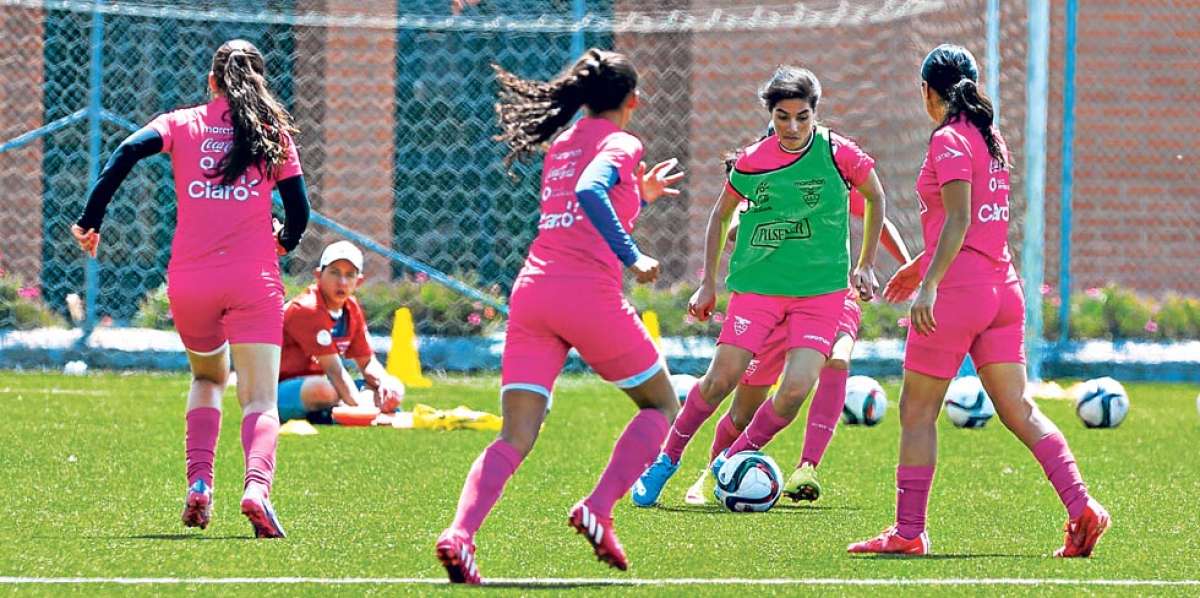 Lorena Aguilar (con el bal&oacute;n) actuaba como volante central, pero por necesidad la ubicaron en la zaga. Foto: Fernando Sandoval / El Tel&eacute;grafo