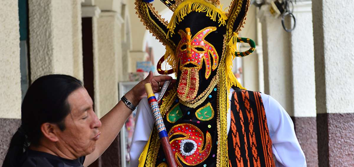 Luis Humberto Vinueza muestra la vestimenta del Diablo Huma, que es muy utilizada en la fiesta de San Juan, en la provincia de Imbabura.