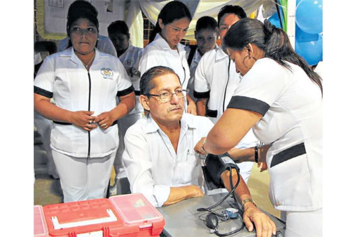 Un grupo de ciudadanas aprendi&oacute; sobre primeros auxilios en el curso en  Huaquillas. Foto: Cortes&iacute;a