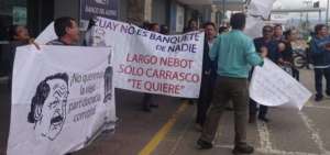 Nebot arrib&oacute; a Cuenca entre protestas ciudadanas
