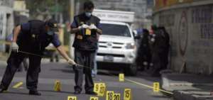 Agentes de la polic&iacute;a investigan un tiroteo.