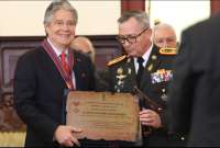 El presidente Guillermo Lasso (izq.) recibió la Medalla Casa Militar Presidencial al Mérito en el grado de Gran Collar.