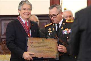 El presidente Guillermo Lasso (izq.) recibió la Medalla Casa Militar Presidencial al Mérito en el grado de Gran Collar.