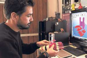 Rodrigo P&eacute;rez Weiss, emprendedor de 33 a&ntilde;os que vive en Buenos Aires y es due&ntilde;o de la empresa 3D LAB Fab&amp;Caf&eacute;, fue el l&iacute;der del proyecto de fabricaci&oacute;n de la pr&oacute;tesis. Foto: AFP