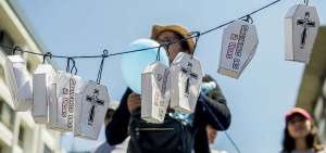 Los manifestantes a la Asamblea Nacional expresaron su oposici&oacute;n a que se apruebe el aborto para las mujeres en caso de ser v&iacute;ctimas de violaci&oacute;n.