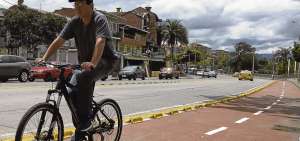 El 55% de las emisiones proviene de automotores en Cuenca, por eso se impulsa el uso de la bicicleta. 