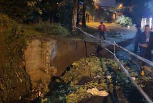 Personal de emergencia acudi&oacute; a Tumbaco tras el desbordamiento de un r&iacute;o.