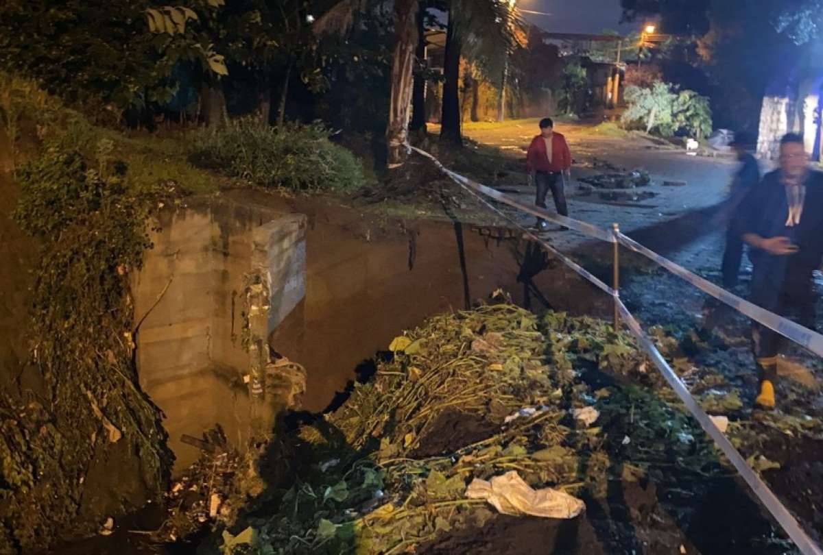 Personal de emergencia acudi&oacute; a Tumbaco tras el desbordamiento de un r&iacute;o.