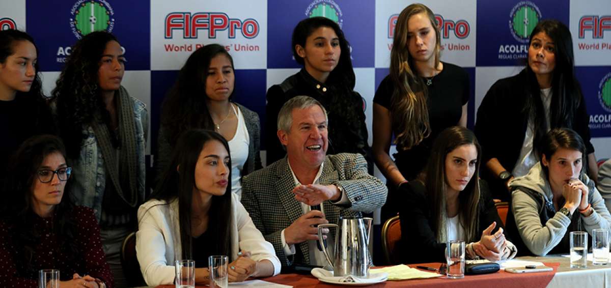 Varias futbolistas colombianas ofrecieron una rueda de prensa, junto al titular de la Asociaci&oacute;n de Futbolistas para denunciar una serie de abusos.