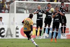 Mediante un tiro libre, el portero brasile&ntilde;o marc&oacute; su gol 100 en un partido ante el Corinthians.