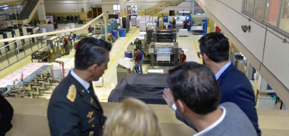 El presidente del CNE, Juan Pablo Pozo, y el director del IGM, William Arag&oacute;n, verificaron la impresi&oacute;n de las papeletas electorales, el pasado 9 de enero.