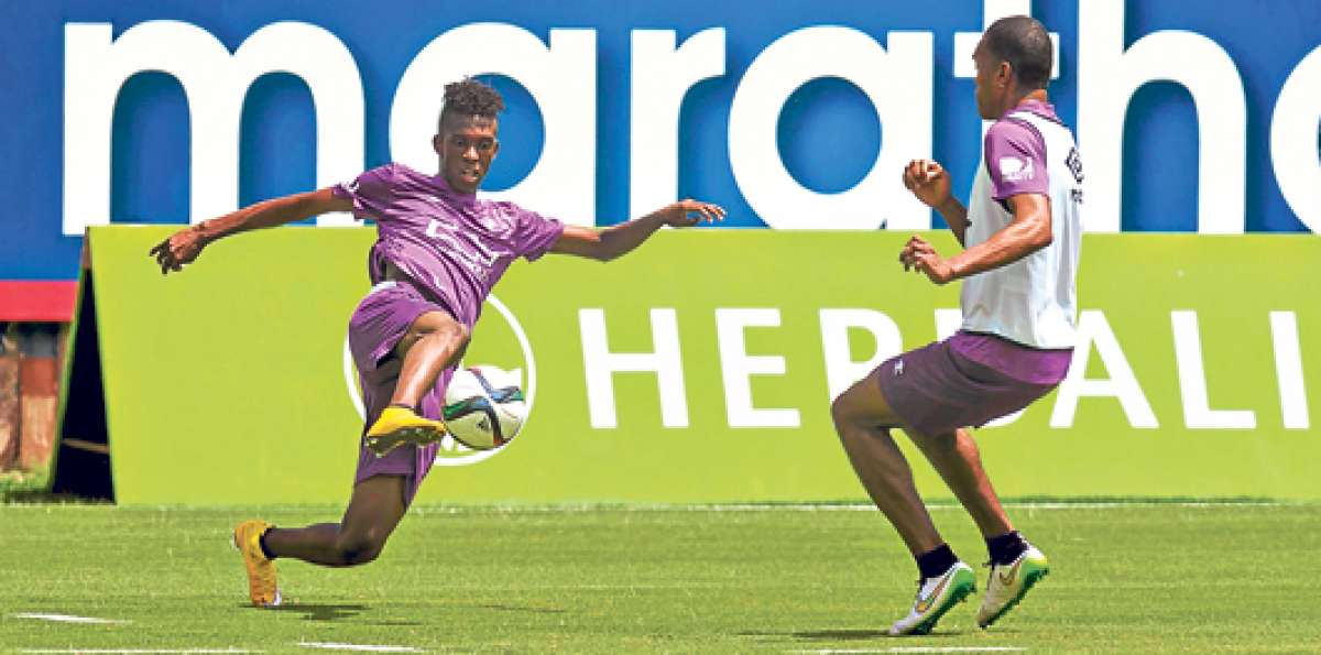 El volante Andy Casquete (izq.), de Liga, domina el bal&oacute;n durante una pr&aacute;ctica en el complejo de Pomasqui. Foto: John Guevara / El Tel&eacute;grafo