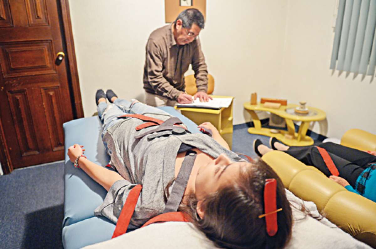 La terapia puede durar cerca de una hora. Los imanes se colocan en diferentes partes del cuerpo.