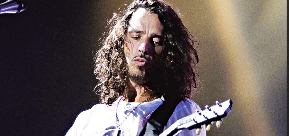 La apariencia desali&ntilde;ada de Chris Cornell tambi&eacute;n influenci&oacute; entre los adolescentes de la d&eacute;cada de los 90.     