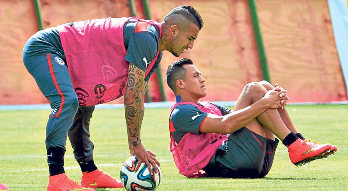Arturo Vidal adujo problemas personales para que el cuerpo t&eacute;cnico de la selecci&oacute;n chilena le autorizara dejar la concentraci&oacute;n en el complejo Juan Pinto Dur&aacute;n. Foto: AFP