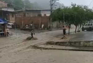 Las personas tuvieron problemas para circular debido a las inundaciones.