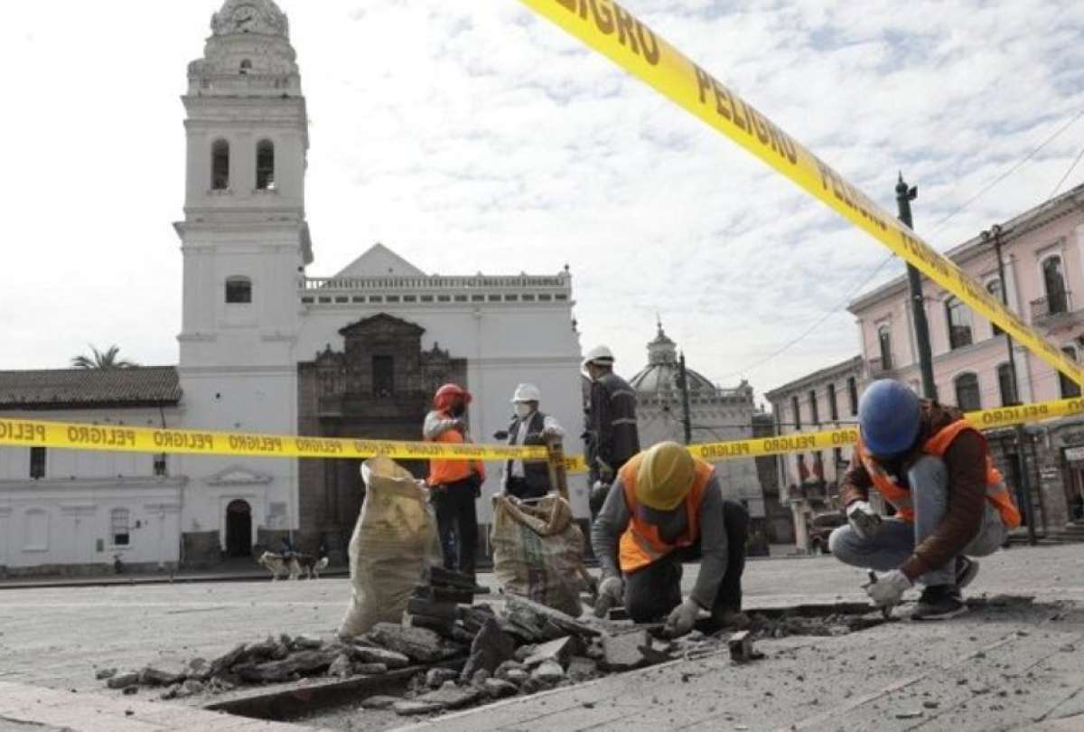Momentos en que personal del Municipio de Quito realizaba los arreglos en la Plaza Santo Domingo