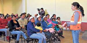 Las charlas y talleres sobre el estado del coloso y las implicaciones de una erupci&oacute;n avanzan en esa provincia. Foto: Silvia Osorio / para El Tel&eacute;grafo