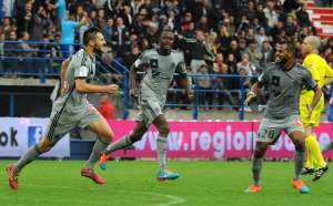 Andre-Pierre Gignac (i.) celebra su gol anotado al minuto 93 y que dio la victoria al Marsella. Foto: AFP