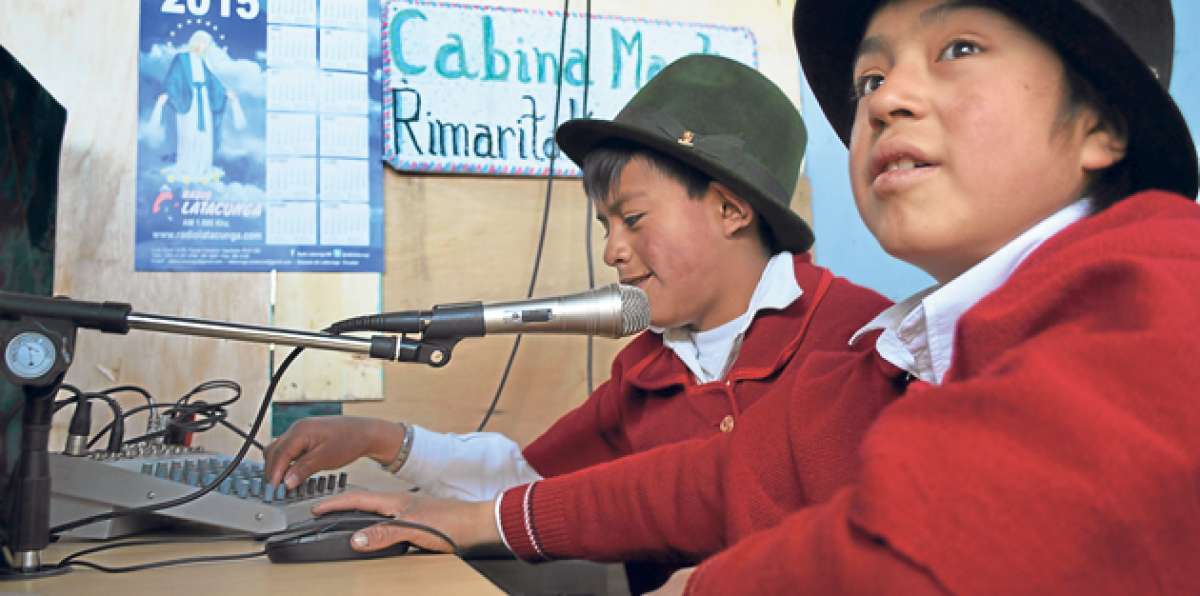 Los ni&ntilde;os participan en programas de radio para difundir mensajes alentadores en su idioma natal. Foto: Silvia Osorio / para El Tel&eacute;grafo