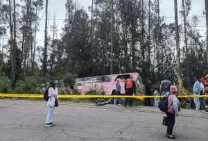 Un bus se volcó en la Simón Bolívar