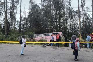 Un bus se volcó en la Simón Bolívar