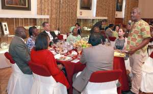 El almuerzo con los grupos afro se desarroll&oacute; en Carondelet y participaron varios ministros de Estado. Foto: Cortes&iacute;a / Presidencia de la Rep&uacute;blica