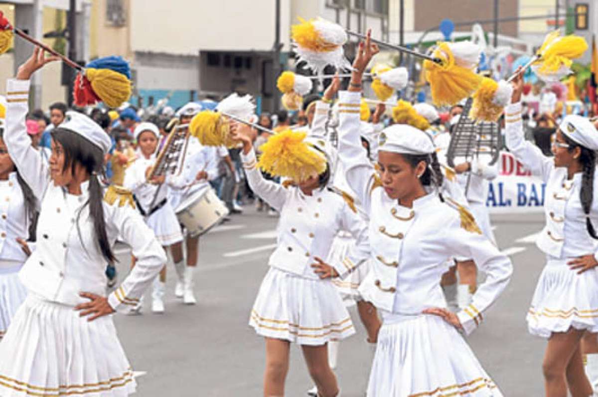 Las bastoneras cumplieron sus coreograf&iacute;as al ritmo de las bandas musicales de sus respectivos colegios. Las acrobacias de las estudiantes fueron aplaudidas por centenares de asistentes a la tradicional marcha. Fotos: Miguel Castro/El Tel&eacute;grafo