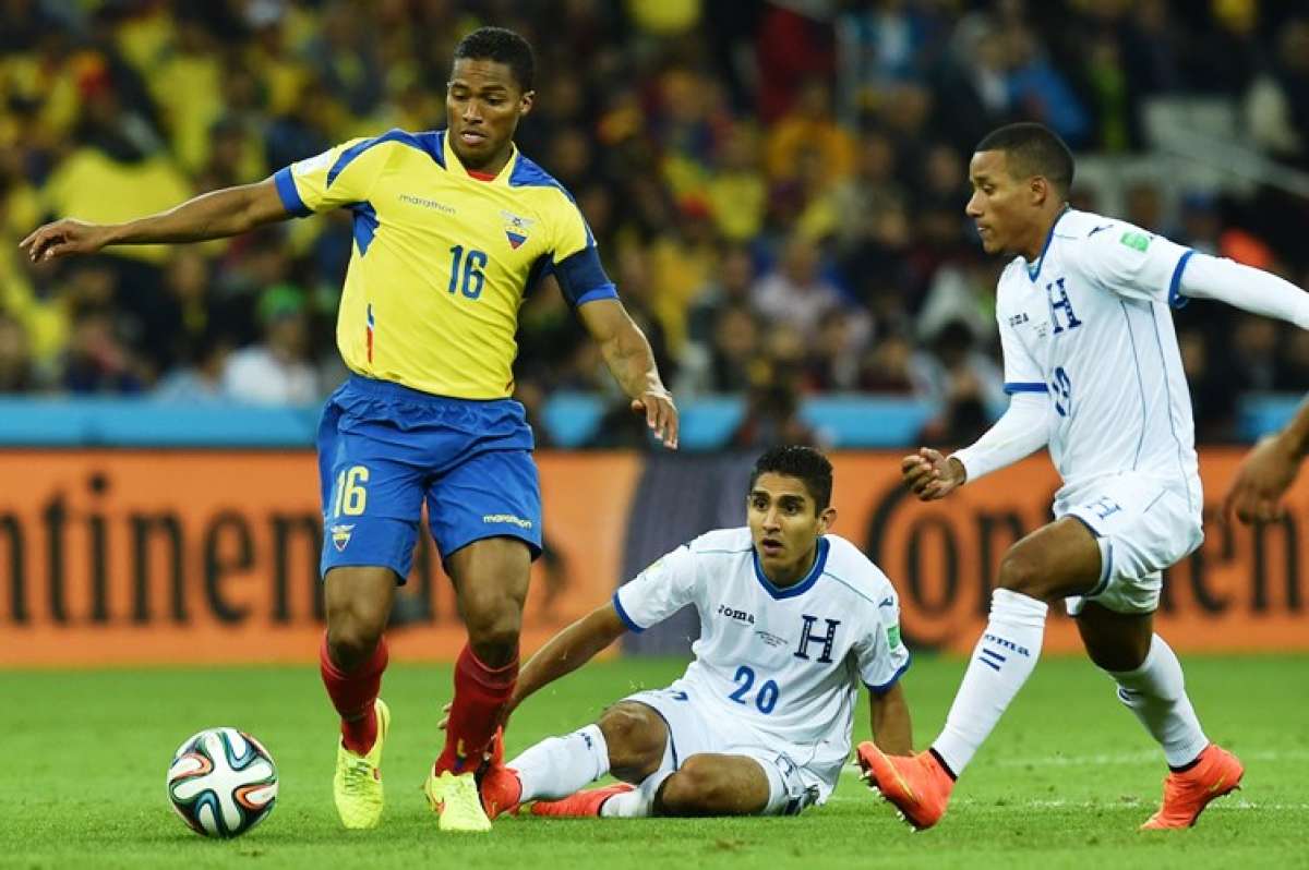 Antonio Valencia (i.) es el capit&aacute;n de la selecci&oacute;n ecuatoriana. Foto: AFP